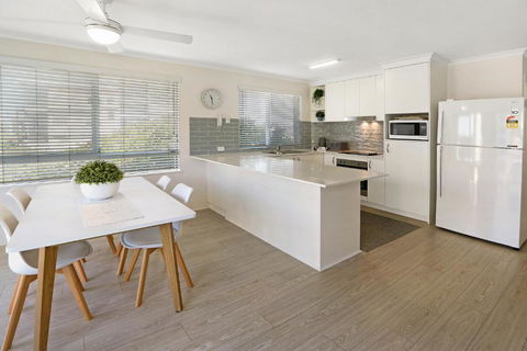 MAINSAIL8- MOOLOOLABA BEACH - Sydney 4u 0