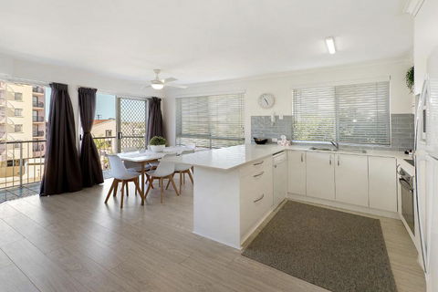 MAINSAIL8- MOOLOOLABA BEACH - Sydney 4u 2