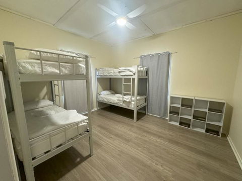Massive 3 Bedroom Home With Backyard - Sydney 4u 0