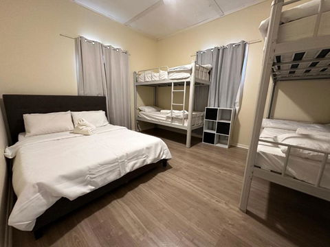 Massive 3 Bedroom Home With Backyard - Sydney 4u 1