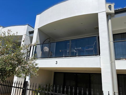 Moana Seaside Retreat - 2 Bedroom, Spa , Living Area & Pet Friendly - Sydney 4u 3