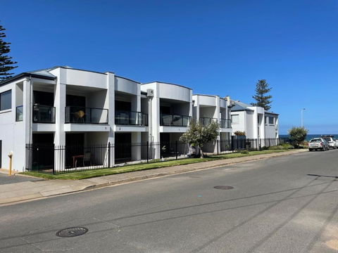 Moana Seaside Retreat - 2 Bedroom, Spa , Living Area & Pet Friendly - Sydney 4u 2