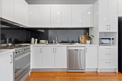 Modern 2-Bed Home In Brunswick With Courtyard - Sydney 4u 2