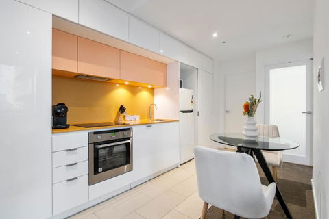 Modern 2BR Apt W City Views, Balcony & Wi-Fi - Sydney 4u 1