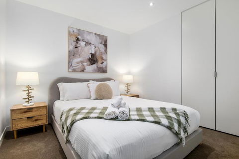 Modern 2BR Apt W City Views, Balcony & Wi-Fi - Sydney 4u 3