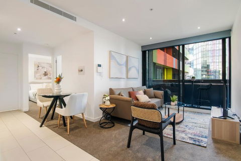 Modern 2BR Apt W City Views, Balcony & Wi-Fi - Sydney 4u 2