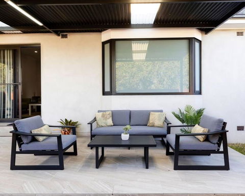 Modern Home In The Heart Of Bankstown - Sydney 4u 1