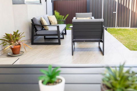 Modern Home In The Heart Of Bankstown - Sydney 4u 2