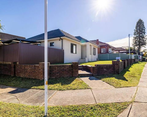 Modern Home In The Heart Of Bankstown - Sydney 4u 3