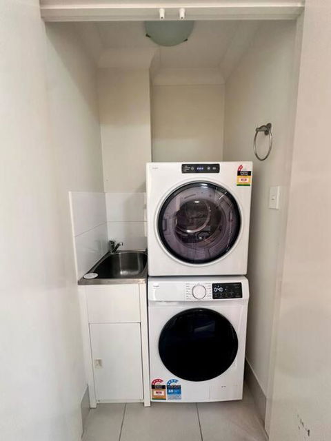 Modern Homely Townhouse With Pool Access & Free WIFI - Sydney 4u 2