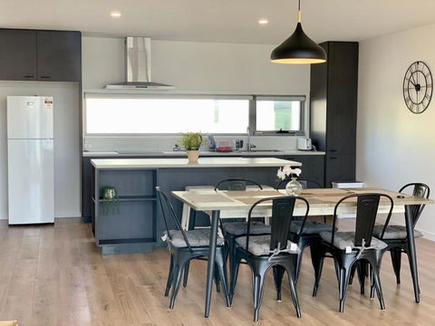 Modern Villa With Water View - Accommodation Sydney 1