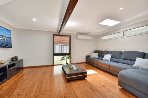 NEW PropertyBreezy Bayside Haven At Brightwaters - Sydney 4u 2