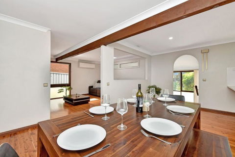 NEW PropertyBreezy Bayside Haven At Brightwaters - Sydney 4u 1