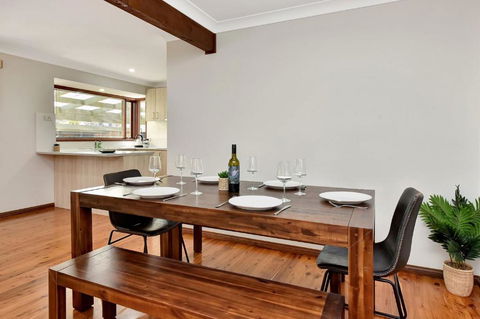 NEW PropertyBreezy Bayside Haven At Brightwaters - Sydney 4u 3