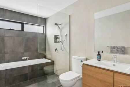 Mountain View Villa-close To Shops-10min To CBD - Accommodation Sydney 1