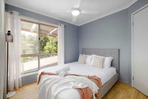 NEW 3BR Serene Creekside Retreat In Helensvale - Sydney 4u 2