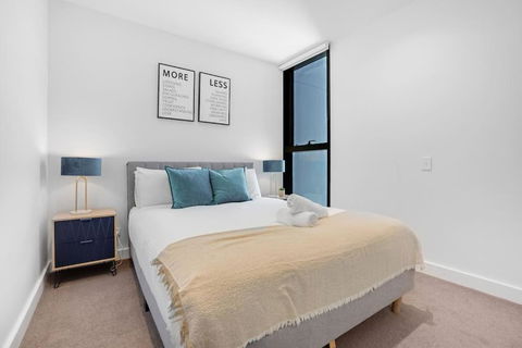 NEW Waterfront Living With Sublime Views 2B1B - Sydney 4u 3