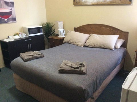 New Whyalla Hotel - Sydney 4u 1