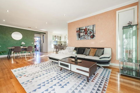 Nunawading Beautiful 3br Housedeckingcourtyard - Sydney 4u 1