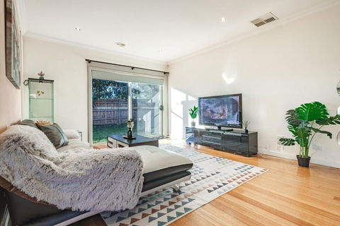 Nunawading Beautiful 3br Housedeckingcourtyard - Sydney 4u 0