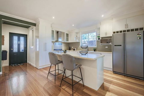 Nunawading Beautiful 3br Housedeckingcourtyard - Sydney 4u 3
