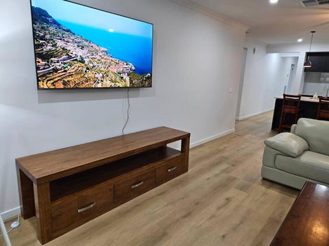 O Stylish 4 Room Oasis With 65 TV - Sydney 4u 0