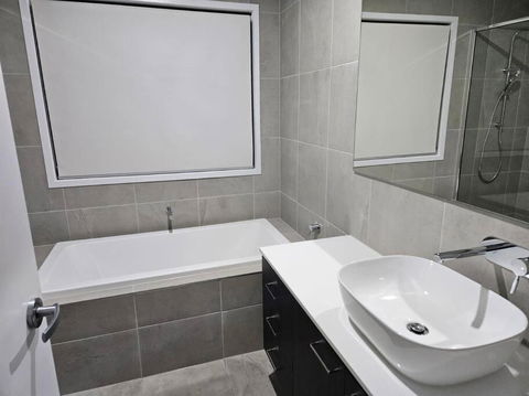 O Stylish 4 Room Oasis With 65 TV - Sydney 4u 1