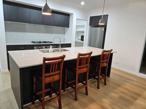 O Stylish 4 Room Oasis With 65 TV - Sydney 4u 2