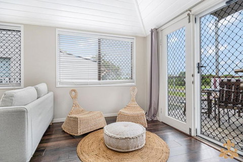 Oasis Two On Farnborough - Accommodation Sydney 0