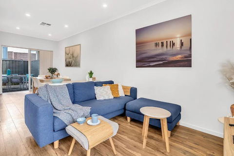 Oceanside At Christies Beach - Contemporary Comfort - Sydney 4u 2