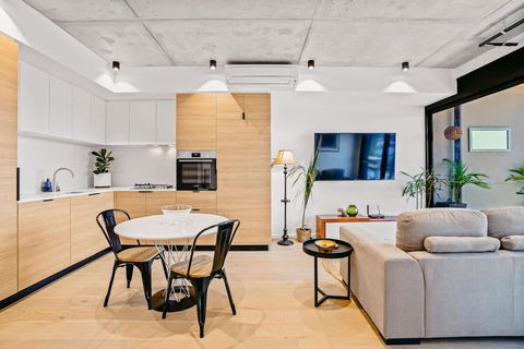 Ovation - New Footscray Apt W Parking & Pool - Sydney 4u 2