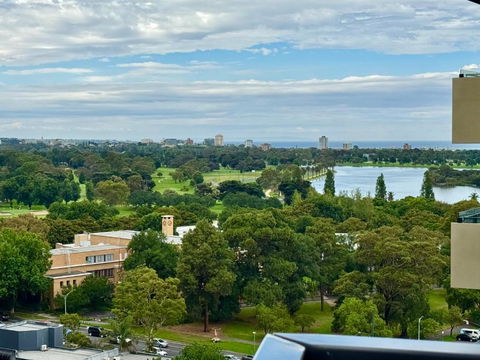 Panoramic View - Albert Park Lake & Shrine Views - Accommodation Sydney 0
