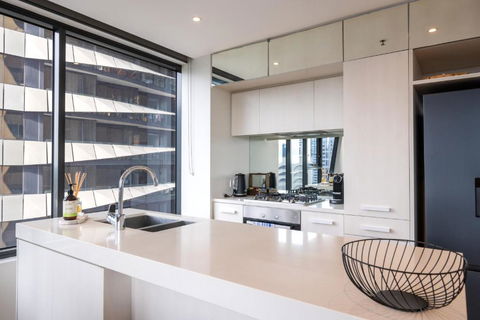 Panoramic View - Albert Park Lake & Shrine Views - Accommodation Sydney 2