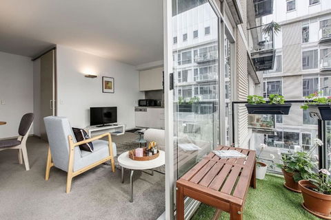 Parade Place - A Central Balcony Stay - Accommodation Sydney 0