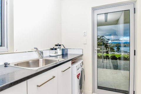 Paradise Point - Entire Home In Clarence Point, Tasmania Australia, 10 Guests 7 Bedrooms 7 Beds 3 Baths - Sydney 4u 3