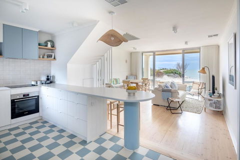 Pearl, Designer Beachfront Retreat, Semaphore Park - Sydney 4u 0