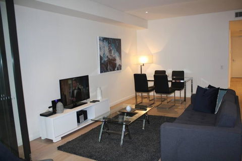 Perfect Large One Bedroom Plus Study - ALB09518 - Accommodation Sydney 0
