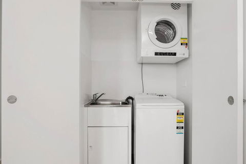 Perfect Large One Bedroom Plus Study - ALB09518 - Accommodation Sydney 3