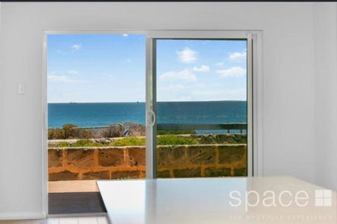 Perfect Oceanfront Cottesloe Apartment - Sydney 4u 2