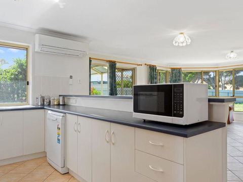 Pets At The Beach 8 Marto Court - Sydney 4u 3