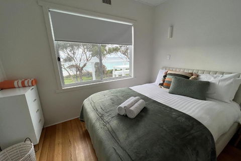 PIPI SHACK - Iconic Waterfront Shack Binalong Bay - Sydney 4u 3