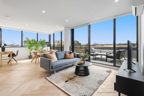 Polished 2-Bed Apartment With Gorgeous City Views - Sydney 4u 0