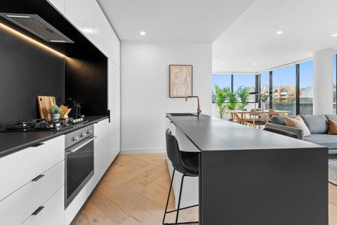 Polished 2-Bed Apartment With Gorgeous City Views - Sydney 4u 2