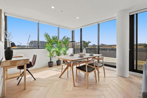 Polished 2-Bed Apartment With Gorgeous City Views - Sydney 4u 3