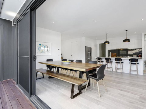 Pool And Spa - 300m Walk To Beach - Accommodation Sydney 3