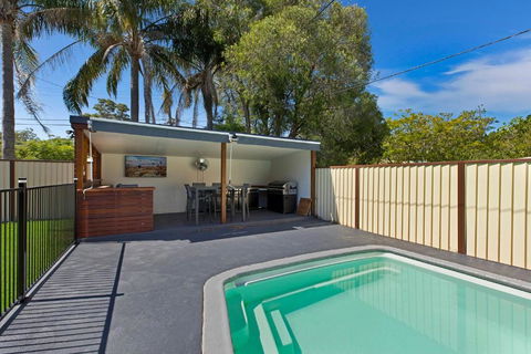 Poolside At Costa - Sydney 4u 1