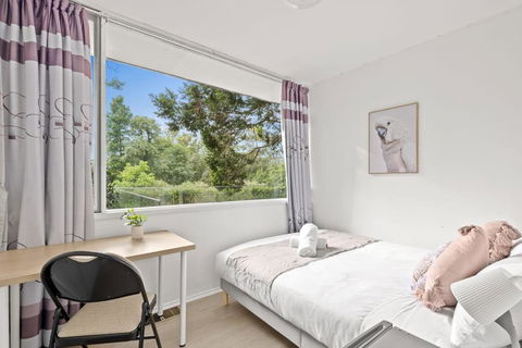 Quaint Queen Room - Central Location At Pymble - Shared Bathroom - Accommodation Sydney 0