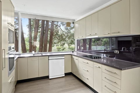 Quaint Queen Room - Central Location At Pymble - Shared Bathroom - Accommodation Sydney 3