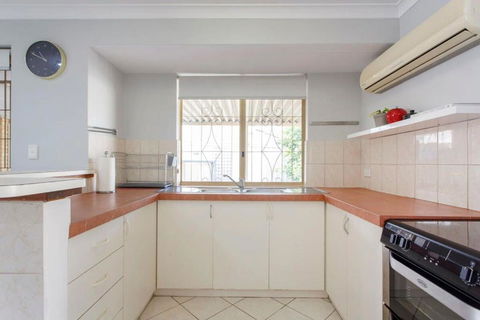 Private Room In St James - Sydney 4u 3