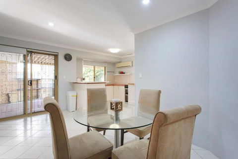 Private Room In St James - Sydney 4u 2